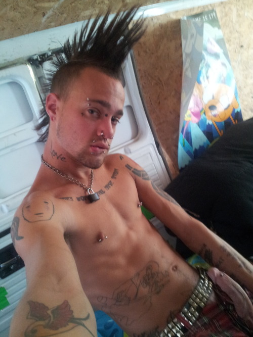...AND YET ANOTHER UNNECESSARY GAY NUDITY BLOG