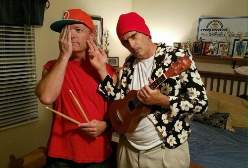 bonerpartymaybe:Josh and Tyler’s parents got together to watch them perform live on tv
