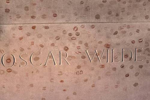 thisaintnomuddclub: Lipstick marks left by fans on Oscar Wilde’s tomb at the Pere Lachaise cem