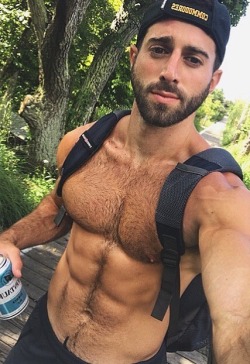 Eyes, pecs and trailz.