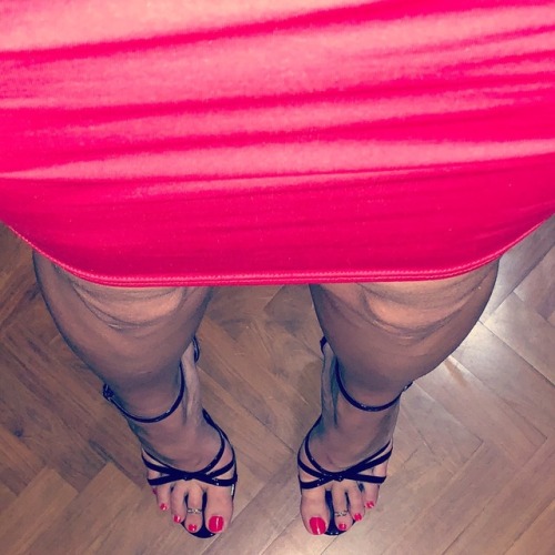 pornumblr4feet: Red dress, red nails, it’s Christmas!! I wish all of you a very beautiful Christmas!