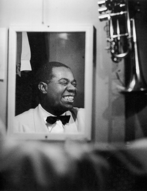 ladybegood:  Louis Armstrong photographed by Bob Willoughby in his dressing room at the Bal Tabarin, 1951