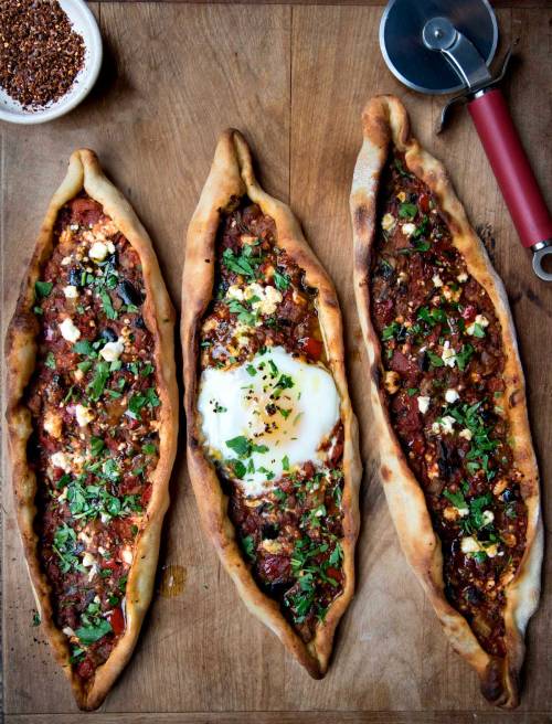 hoardingrecipes:Vegetarian Turkish Pide (Flatbread)