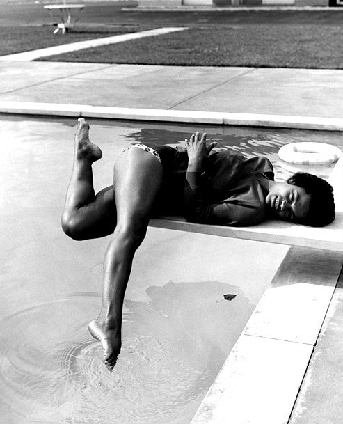 black-0rpheus:  Eartha Kitt photographed at the pool by Isaac Sutton, c. 1959 