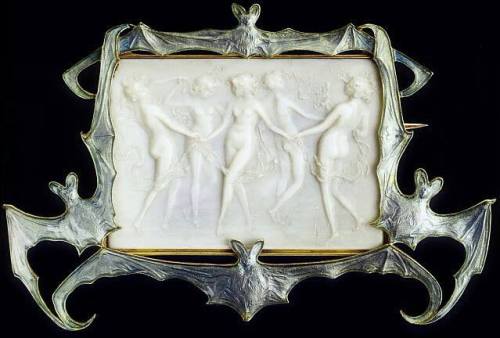 mad-moiselle-bulle:Art Nouveau Brooch by René Lalique ca.1900.