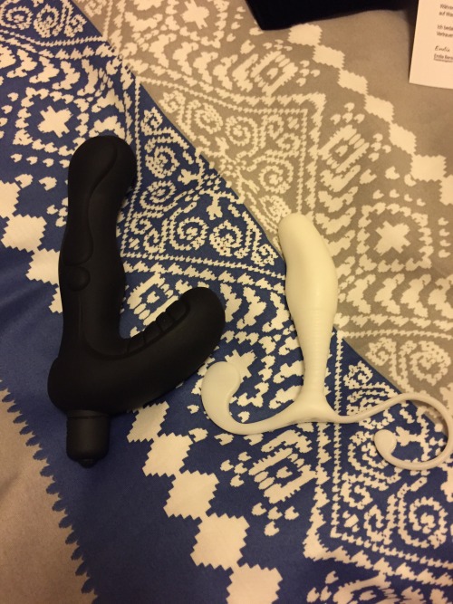 prostatereviews:  Lumunu Deluxe Butt Plug unboxing. It is significantly larger than the Aneros MGX Classic (depicted). The bag is nice, the included lube is okay. It just has one significant issue (based on one experience) - it does not want to say in