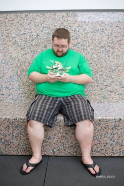 housebearsofatlanta:  megabaerchen:  14x28:  Took a photo of my bf as we were setting up for my sisters engagement session.   Na das ist ja ein sehr leckeres 🐻!! 😜👅💦  Cute