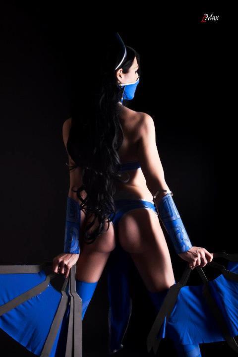 hottestcosplayer:    Kitana - Mortal Kombat 9  Cosplayer: http://disharmonica.deviantart.com/
