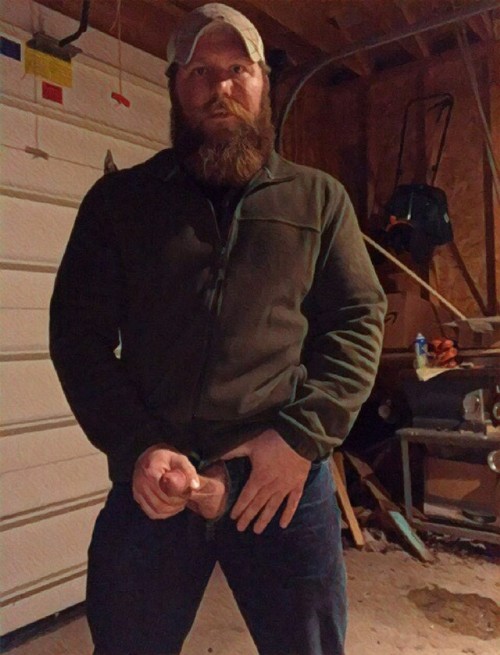 freerange2019: averagedudenextdoor: Averagely hung country dude who loves to play with his penis Alw