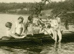 takuurenui:  Jeunes femmes nues dans un bateau 1926All gone. 