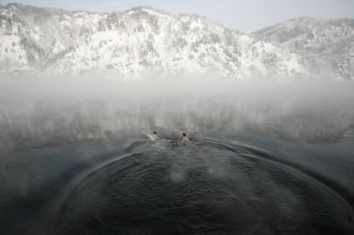 picaet:   POLAR BEARS: Members of a local winter swimming club Alexander Klyukin, left, and Vladimir Korabelnikov swam in the Yenisei River during their weekly session in the town of Divnogorsk, Siberia, Friday. The temperature was around minus 22 degrees