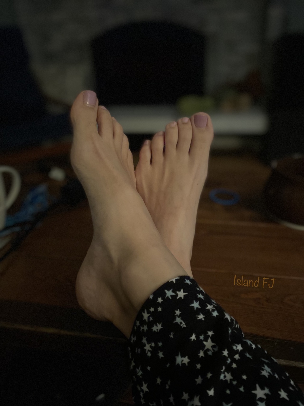 islandfj:Who could resist those toes?