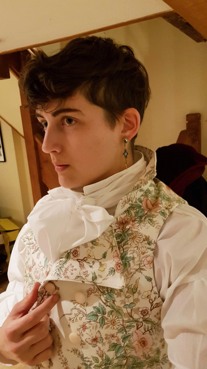 lebedame-wegelagerin: hattedhedgehog: I made an 18th century waistcoat out of curtains from a charit