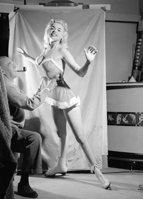 20th-century-man: Jayne Mansfield is assisted in her pose by pin-up artist Earl Moran / photo by Mr.