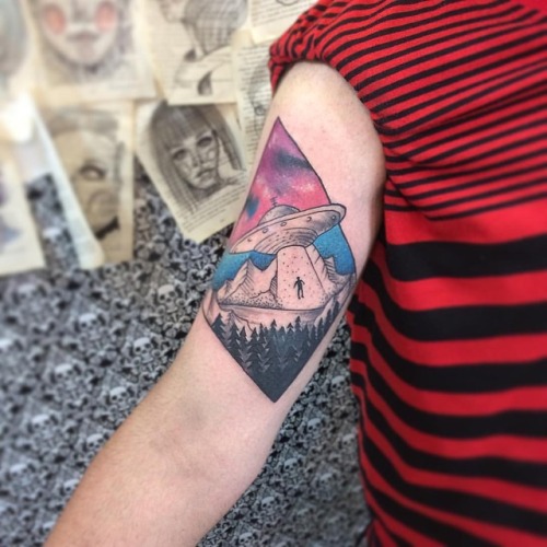 💀✖️tatuaje de escena de abducción extraterrestre con fondo de galaxia “acuarelado” encerrado en un diamante. Realizado con para tapar un tatuaje viejo✖️💀 . . . . . . . . . . #tattoo #tatuaje #tatu #ink #brazo #arm #galaxy #galaxia