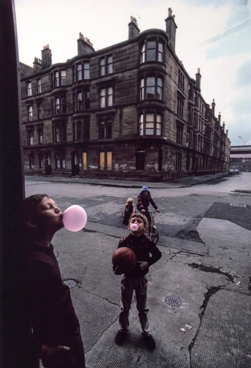 2000-lightyearsfromhome:Raymond Depardon, Glasgow, 1980.
