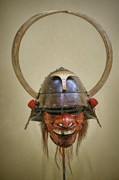 japaneseaesthetics: Gold lacquered Samurai helmet and half mask featuring a gingko leaf-shaped crest