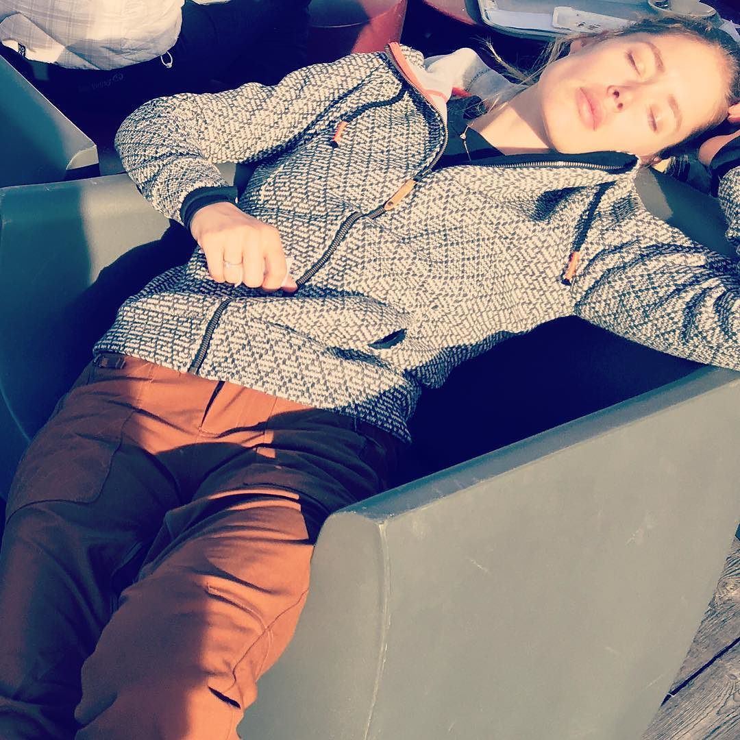 When mommy needs a break from snowboarding 😝 (picture by @notsal) by doutzen