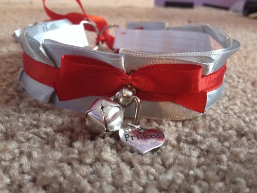 tomlinbdsm:  my custom collar from kittensplaypenshop came in!! i love it sooo much, it’s a lot softer than my other one and i think the colours turned out fantastic. thank you, ladies. 