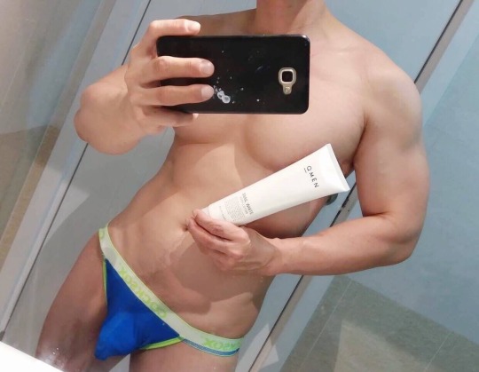 asiangaycock:  Không biết là quảng cáo sản phẩm hay kích dục trá hình nữa 🍑🍑🍑🍌🍌🍌