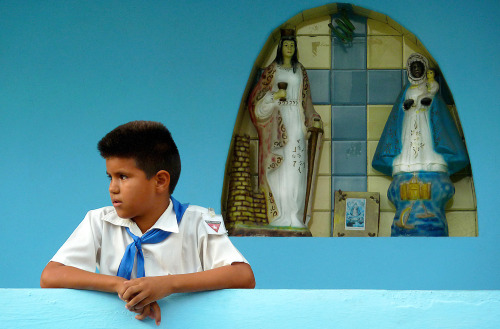 polychelles: Cuban boy returns from school, photographed by Isabelle Chauvel