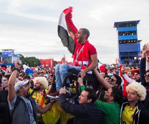 so-hurt: Aficionados mexicanos y colombianos ayudan a un aficionado de Egipto en silla de ruedas par