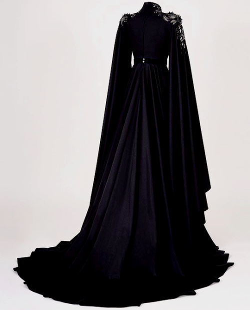 fashion-runways: LINDA FRIESEN ‘The Raven Queen’ dress if you want to support this blog consider don