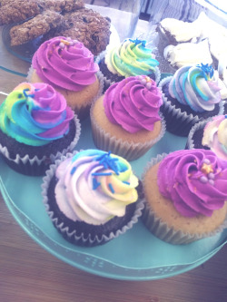 thevegancauldron:Colourful cupcakes!