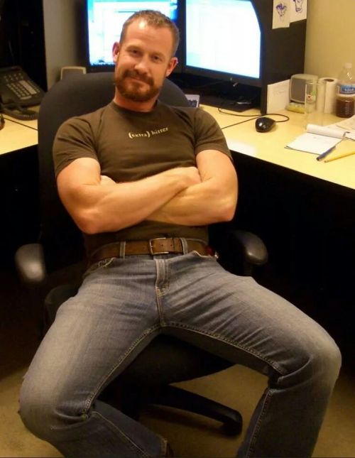 redneck417:those ears, those arms, that beard………let me have my way with you daddy! 