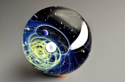 culturenlifestyle:  Satoshi Tomizu Captures the Universe In Incredible Miniature Glass Spheres Japanese glass artist Satoshi Tomizu creates unbelievable globes of glass that contain solar systems, stars, and galaxies. These miniature spheres are made