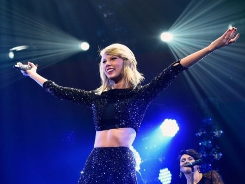 starlit-swift:belleswift17:THIS. SMILE/HER HAPPINESS. MEANS. EVERYTHING.I LOVE HER SO MUCH I CANT