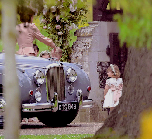 catherinemiddletonmafia: AND SHE’S OFF - The Duchess of Cambridge was seen chasing after 