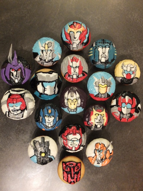 goddamnitriot:  blackunic0rn:  It’s Reading Week, I love Transformers: More Than Meets the Eye & I have a history of doing nerdy things with cupcakes for my boardgaming crew. Thanks to Dean for whipping the batter & letting me occupy his