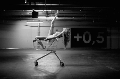 cruellyinnocent:  Fly in the wall… en We Heart It. http://weheartit.com/entry/81055501/via/Danger_for_life
