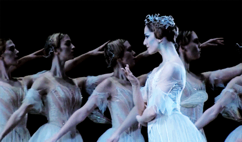 lady-arryn:The Royal Ballet’s production of Giselle  ¨*•♫♪