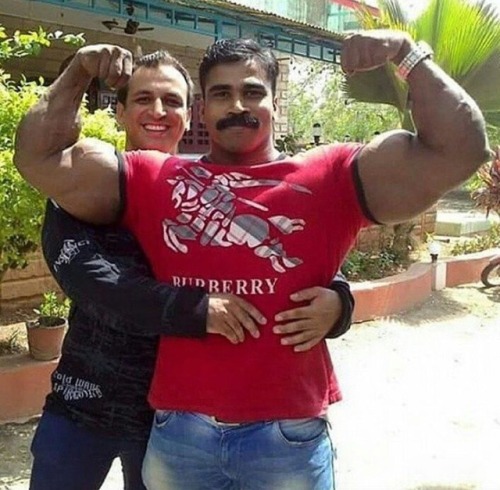 pixeldf:He is offering his biceps to be kissed! Do it!