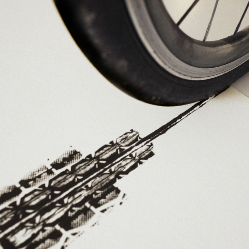 apisonadora60:   100copies New Design #21 - The Cyclist’s Empire   A celebration of New York’s rise as a cycling city. 7 different types of bicycle tyre tracks were used to create the Empire State Building, to reflect New York’s ever-growing tribe