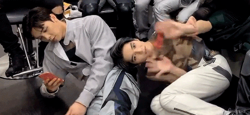 Johnny’s Butt = Taeyong’s Pillow