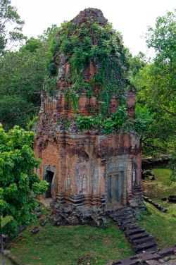 visitheworld: The brick towers of Bakong,