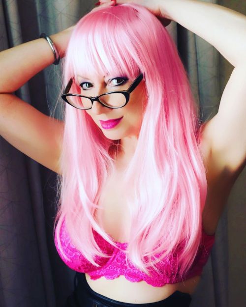 #prettyinpink #tuesdayvibes #pinkhair #girlsinglasses #curves #glam #turntoRed https://www.instagra
