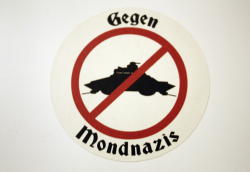 l33tscript:  Photograph Gegen Mondnazi by