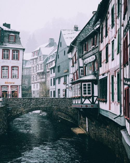 utwo:Monschau GermanyMonschau is a small historical town located in the hills of the North Eifel in North Rhine-Westphalia (German: Nordrhein-Westfalen) in Germany,  situated just 4 km across the Belgian border. The picturesque old town  center has many