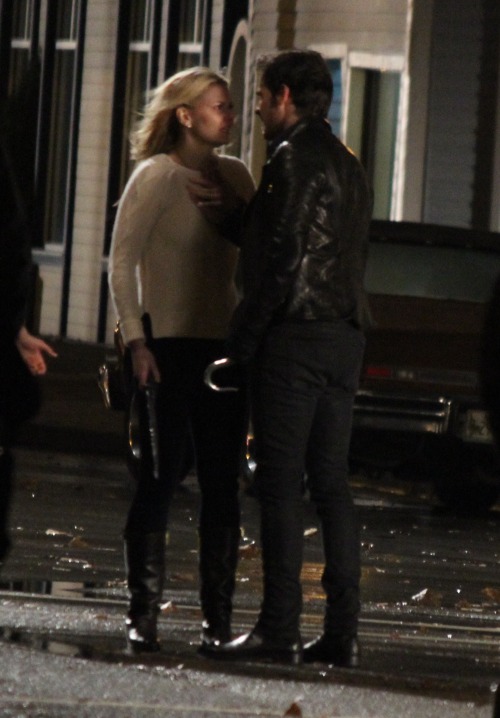 fyesemmaandhook: Jennifer and Colin film a spoilery Captain Swan scene for episode 4.22 [source]