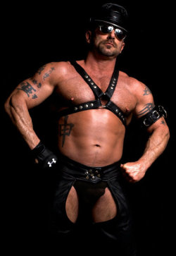 leatherhostage:  leatherhostage 