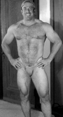 planesdrifter:  Follow planesdrifter: trueTHAT if you’re an admirer of older, hairy natural and muscular men. Check it out and the archive too or the live cams. 