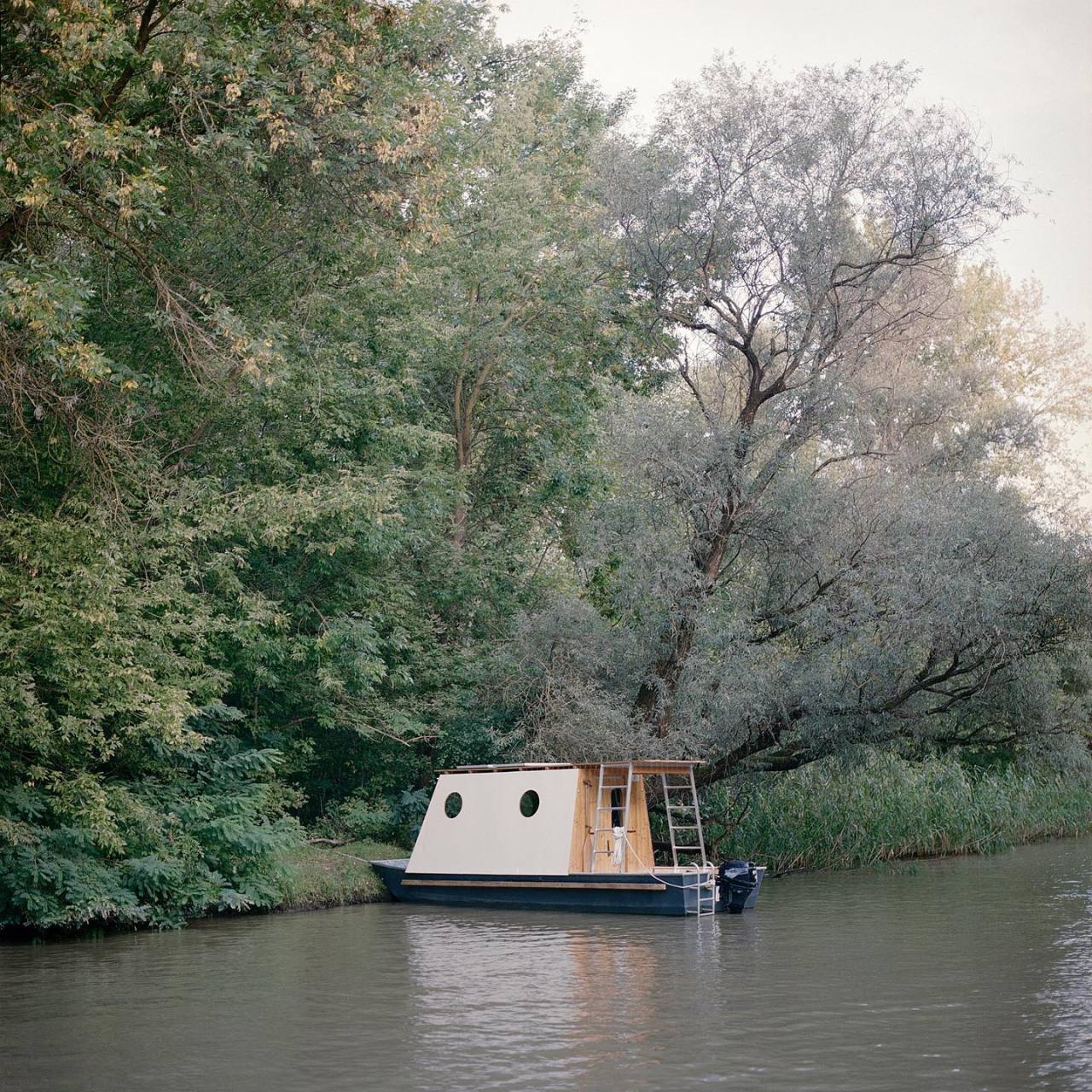 A small houseboat named Sneci on Lake Tisza in Hungary.  Designed by @benetamas_works Photographs by @studio_meter More photos on @cabinporn.