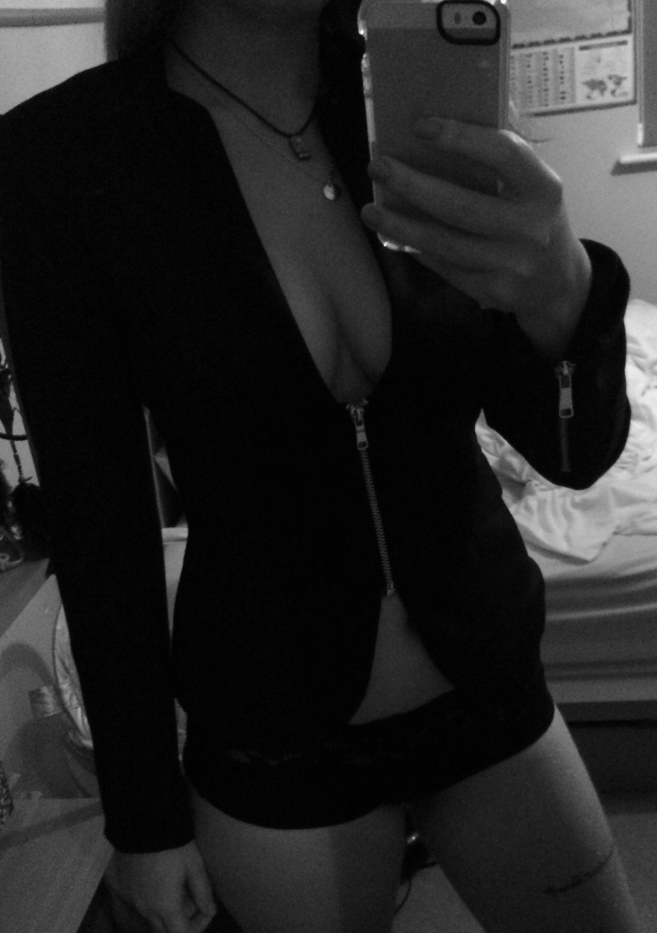 barenakedselfies:  (More…)
