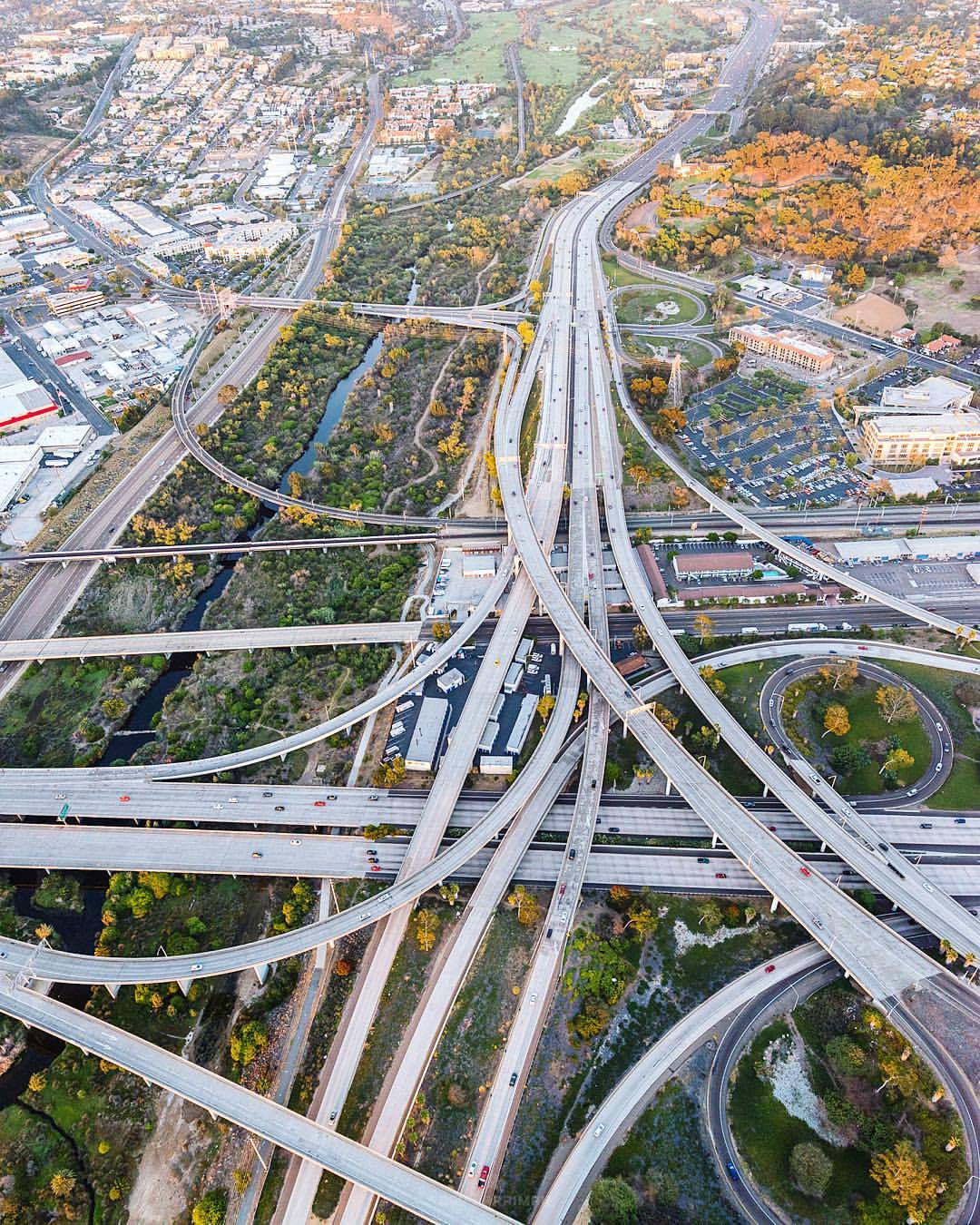 tobyharrimanphotography:  Happy Monday! Enjoy the morning commute! #🚁#pentax645z