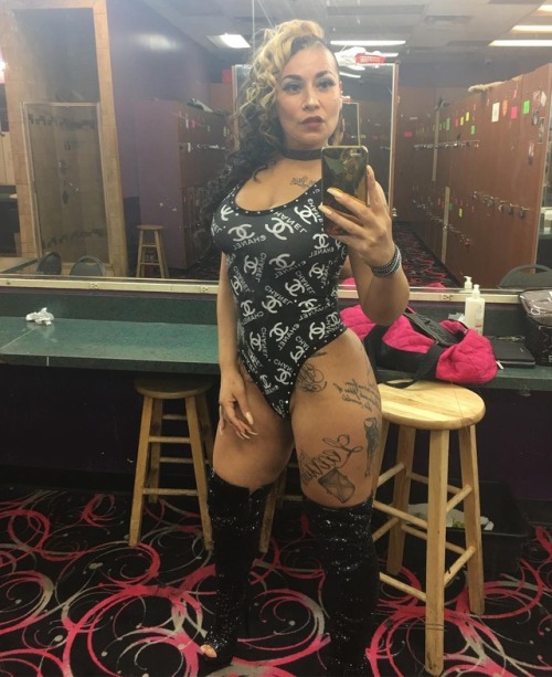 stripper-locker-room:  https://www.instagram.com/goldigold/