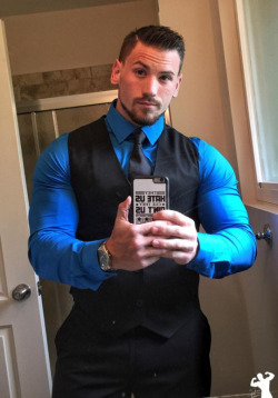 musclehunkymen:  The way to fill-out a dress